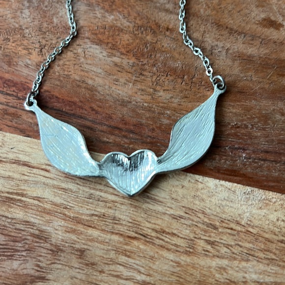 Silver heart with wings necklace - Picture 3 of 4